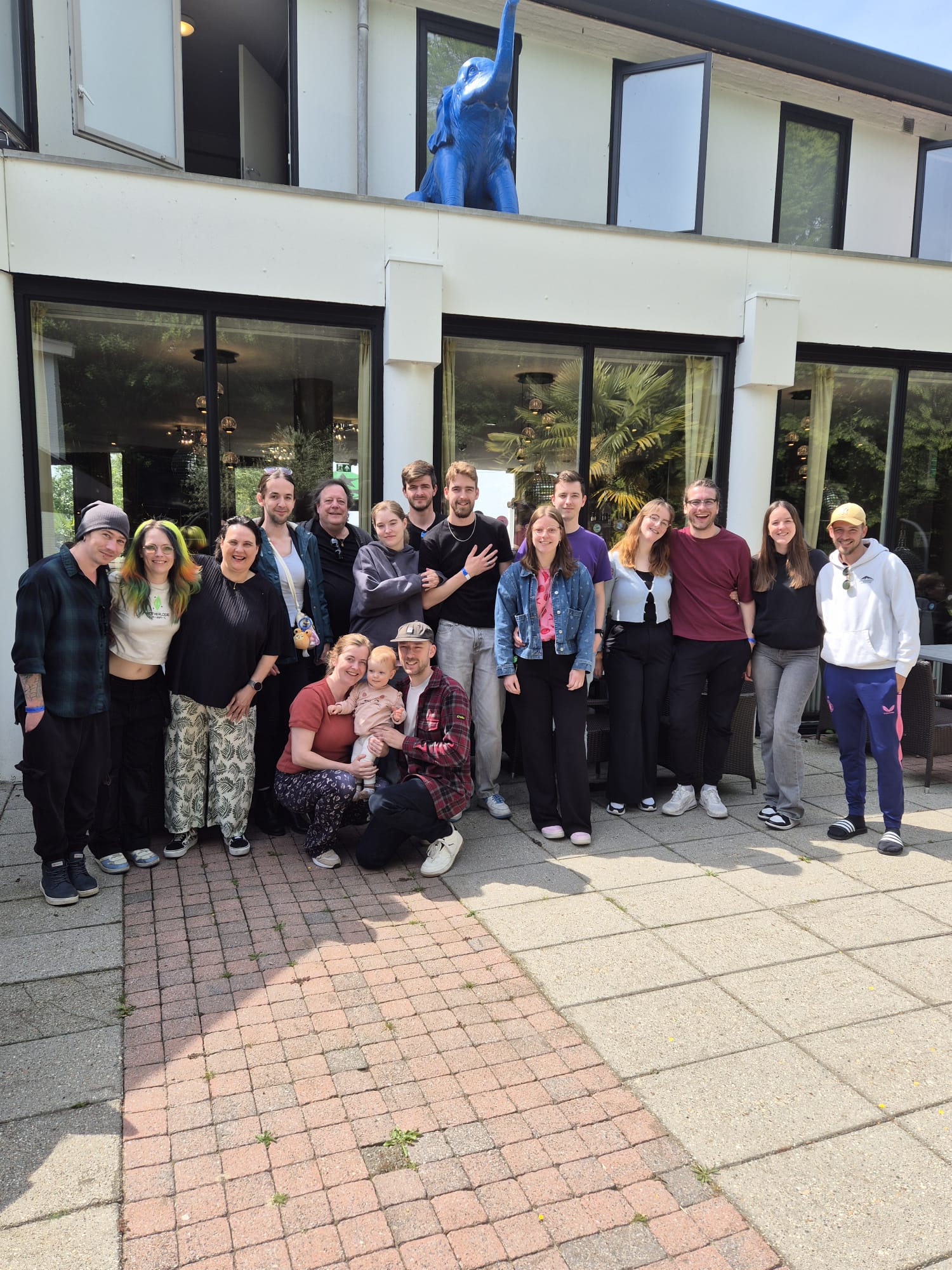 Wessel samen met zijn grote familie tijdens een groepsfoto buiten.